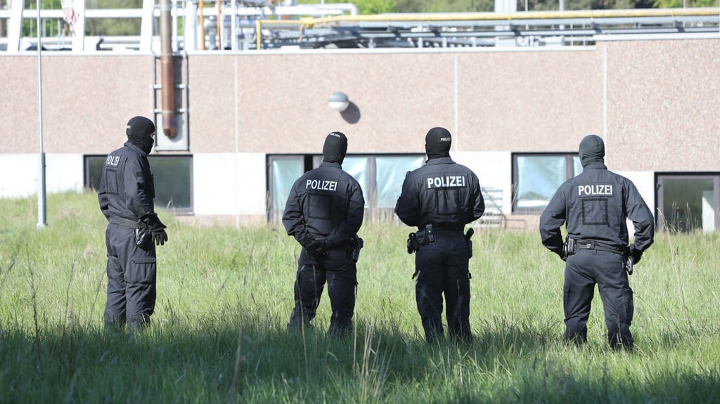 Die Polizei ist in Liebenburg im Landkreis Goslar gegen mutmaßliche Betreiber einer Marihuana-Plantage vorgegangen.