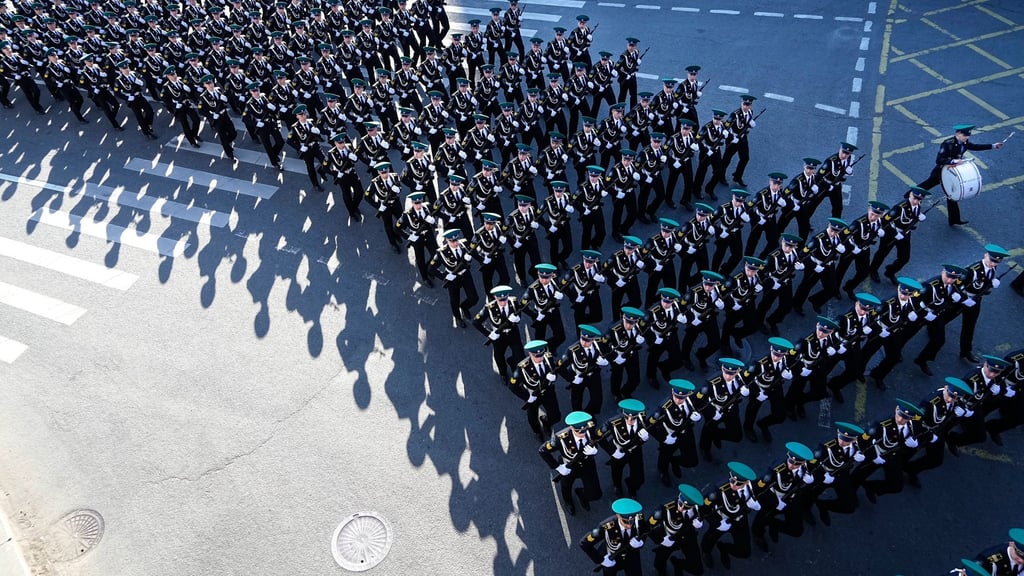 Russische Soldaten marschieren in Moskau zum Roten Platz, um an einer Generalprobe für die Militärparade zum Tag des Sieges teilzunehmen.