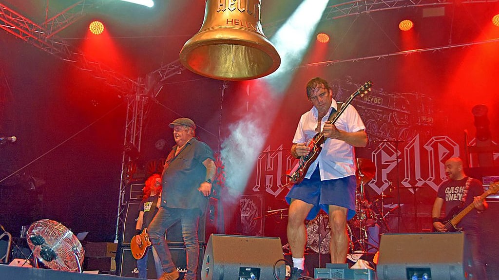 Die Musiker der AC/DC-Coverband „Hellfire“ begeisterten bereits 2021 die Gäste. Auch bei der 6. Rocknacht ist die Band dabei.