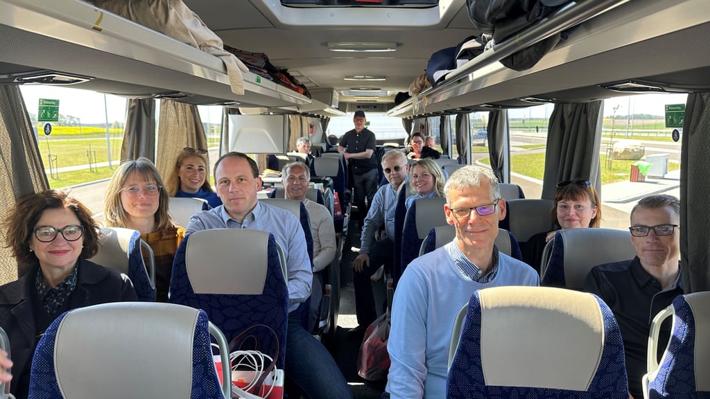 Im Reisebus fährt die Delegation aus Halle nach Danzig. Bis in die Küstenstadt sind es 800 Kilometer - so weit wie von Halle zum Gardasee.