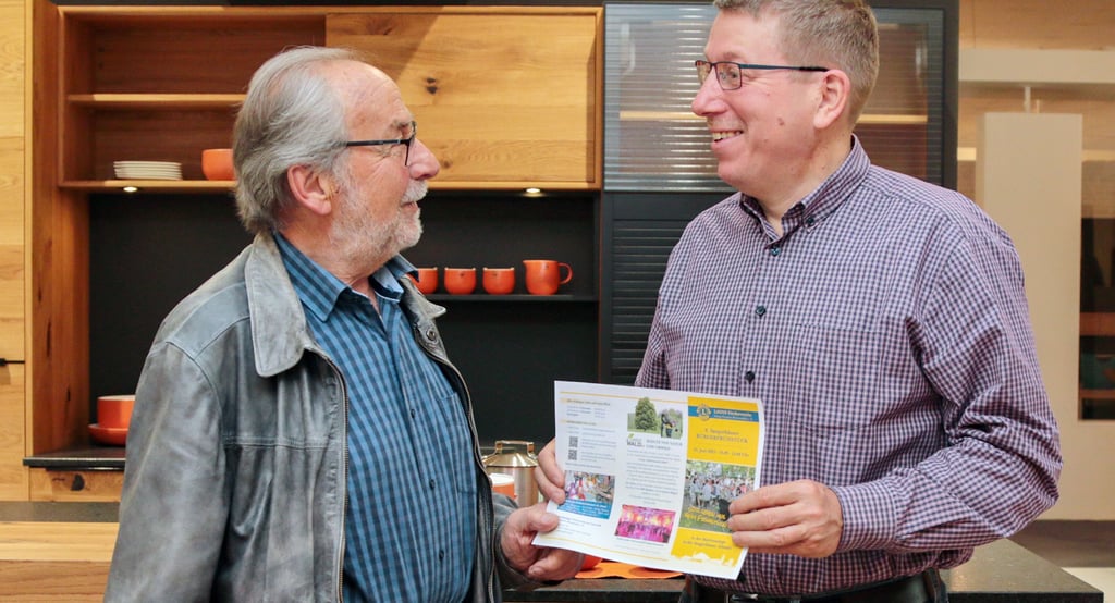Klaus Friz (links) und Jens Wiegmann bei einer Absprache für das Bürgerfrühstück.