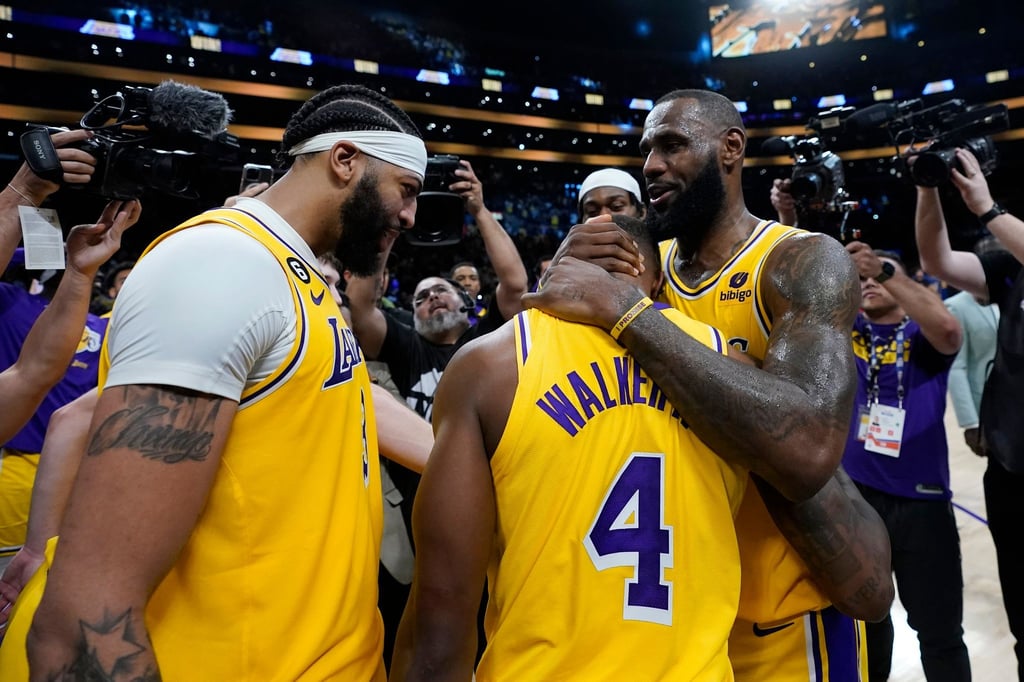 Die LA Lakers um Superstar LeBron James (r) besiegten die Golden State Warriors mit 104:101.