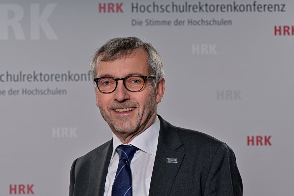 Der Präsident der Universität Jena, Professor Walter Rosenthal, schaut in die Kamera.