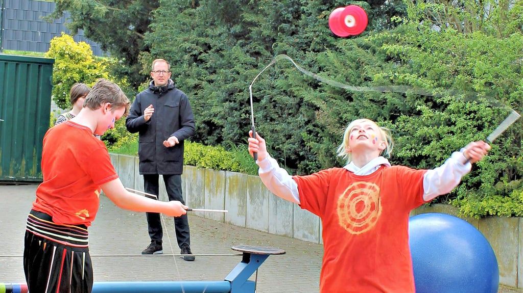 Niklas und Dominik präsentierten im kleinen Freiluftzirkus zur Feier des Tages Kunststücke.