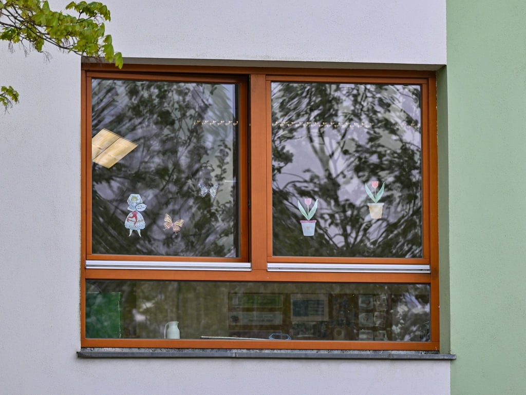 Das Fenster eines Klassenraumes einer Grund- und Oberschule im Spreewaldort Burg.
