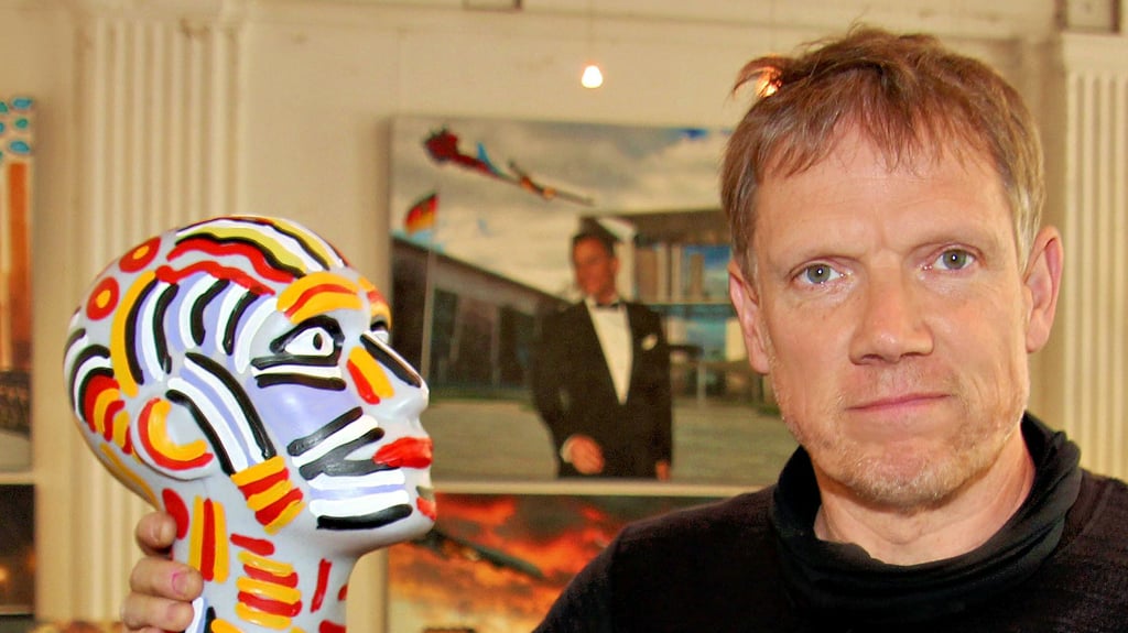 Michael Fischer stellt in der Kunsthalle in Bernburg neben Figuren aus Glasfiber auch Gemälde und Matchboxautos aus.