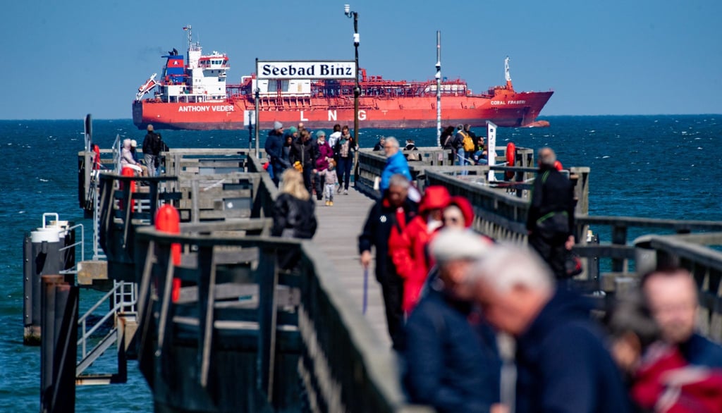 Ein LNG-Shuttle-Tanker liegt vor der Küste der Insel Rügen. Landeswirtschaftsminister Meyer zufolge sollen im Hafen von Mukran zwei sogenannte Regasifizierungseinheiten festmachen.
