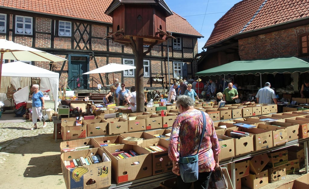 Der Trödelmarkt rund um den Taubenschlag auf Heinemanns Hof wird Anfang Juni über drei Tage laufen – und es wird nicht der letzte seiner Art sein.
