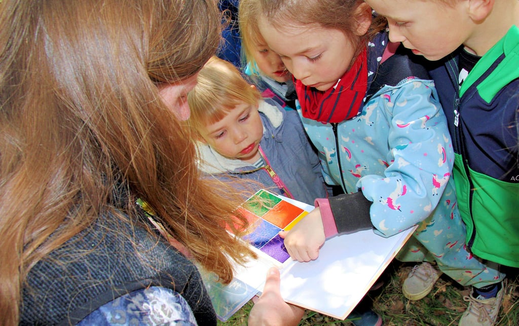 Mit ihrem Fingerabdruck konnten sich die Kinder in das Logbuch ihres gefundenen Schatzes eintragen. Antje Scalabrin-Kiupel stellte ihnen ihr spannendes Hobby, das Geocaching vor. Am Sonnabend werden Geocacher aus mehreren Bundesländern in Mieste erwartet – und dort Müll sammeln.
