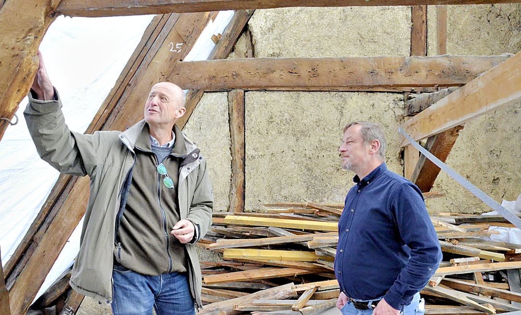 Ingenieur Gernot Lindemann (links) und Lutz Zimmermann, Pressesprecher der Stadt Haldensleben, im Ratsfischerhaus. Der Dachstuhl ist von der Statik her erstaunlich gut erhalten.