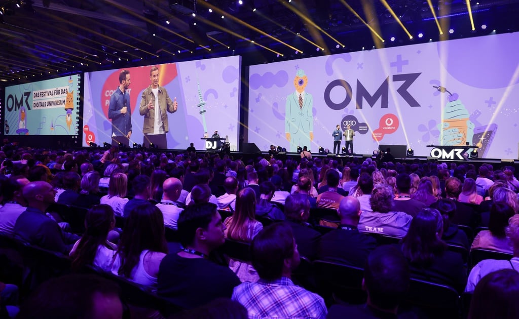 Kai Pflaume, Moderator, und Philipp Westermeyer (l), OMR-Geschäftsführer, begrüßen die Besucherinnen und Besucher bei der Eröffnung der Digital-Messe.