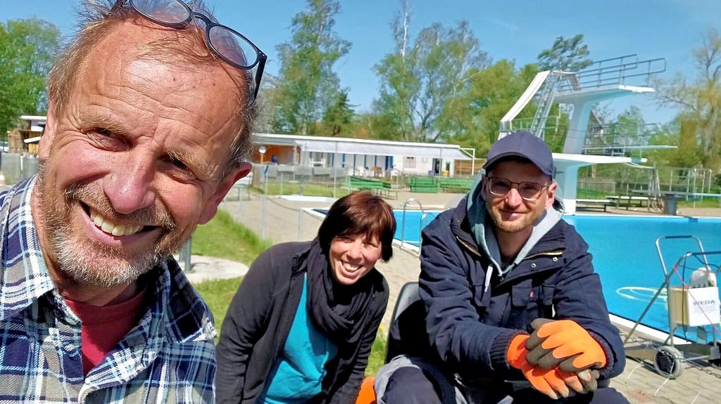 Schwimmmeister Ronald Bönisch, die Saisonservice-Mitarbeiterin Jenny Uhde und Florian Bänecke, Azubi zum Fachangestellten für Bäderbetriebe und perspektivisch Bönischs Nachfolger als Schwimmmeister (von links), bereiten das Osterwiecker Bad gerade für den Saisonstart vor.