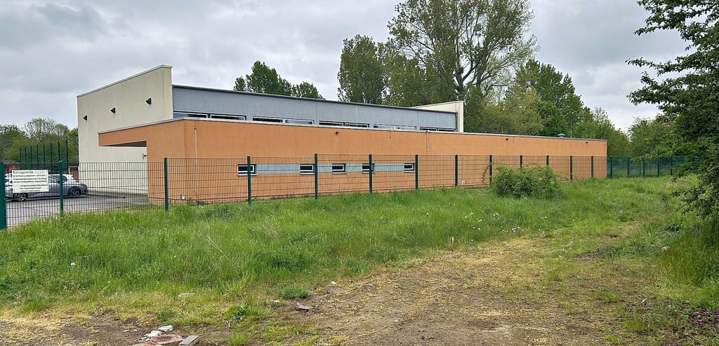 Direkt neben der Sporthalle und in der Nähe des „Sauren Tals“ befindet sich diese städtische Grünfläche. Die Stadt Magdeburg hat geprüft, ob sie sich als potenzieller Ort für eine Spiel- und Freizeitfläche in Alt-Olvenstedt eignet.
