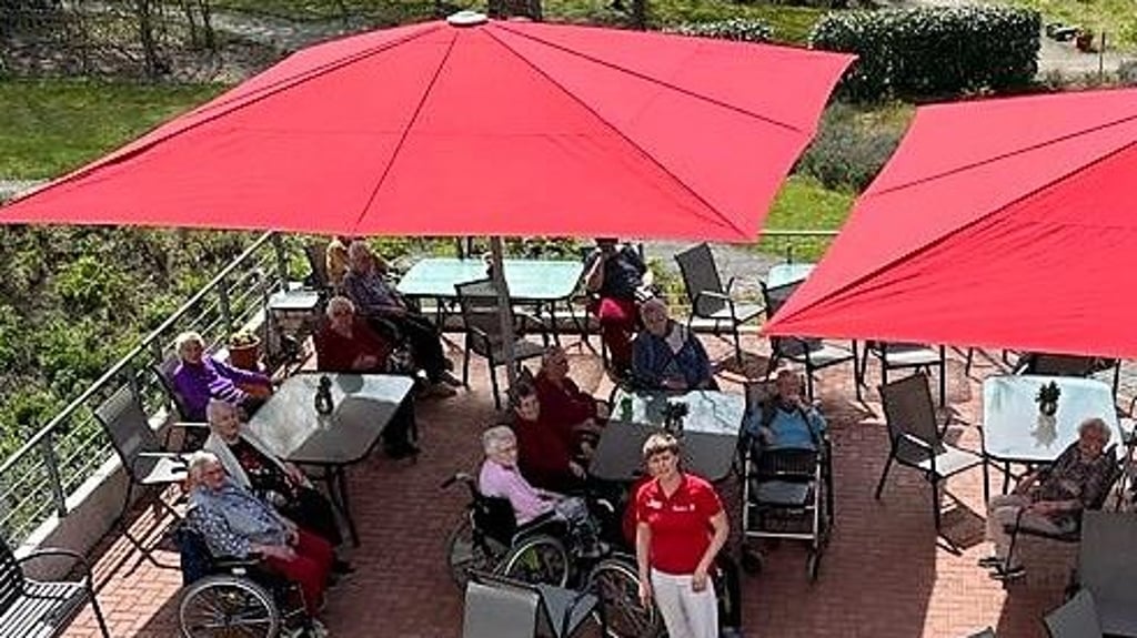 Gut beschirmt genießen die Bewohner des Johanniterhauses Genthin-Wald das Sitzen auf ihrer Terrasse.