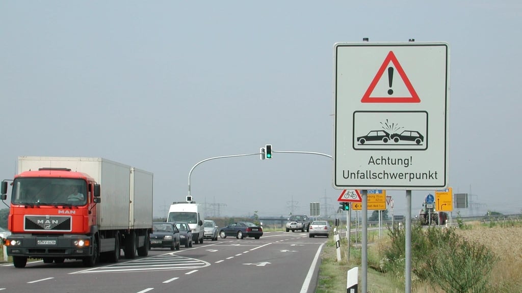 Mit einem solchen Schild "Unfallschwerpunkt" soll der B1-Kreuzung bei Nordgermersleben entschärft werden.