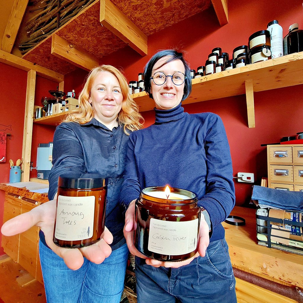 Die Harzerinnen Doreen Sieboth (links) und Nadine Chall wollen mit selbstgegossenen Duftkerzen durchstarten.