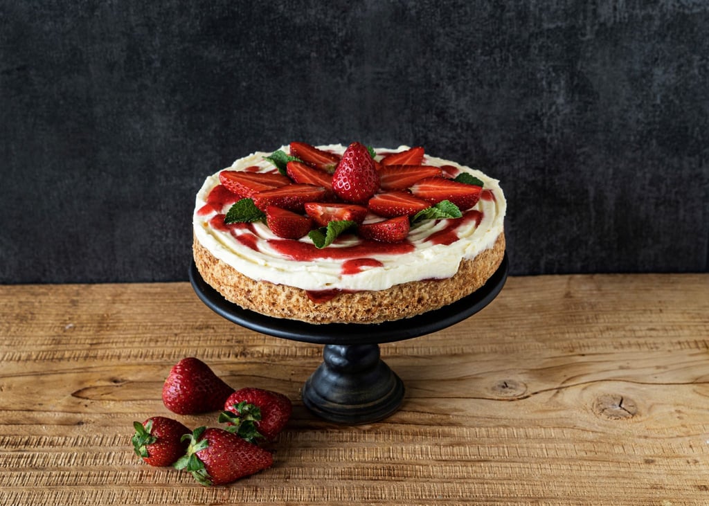 Was die Erdbeertarte unwiderstehlich macht, ist ein krosser Boden, eine cremigsüße Mitte und obenauf eine fruchtige Krönung.