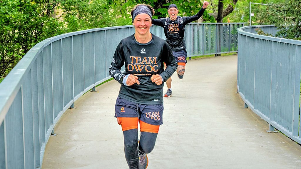 Kerstin Stieglitz und Daniel Ujvari gehören zum Team OWOC. Sie laufen im Wernigeröder Bürgerpark für die weltweite Aktion „Wings for life World Run".