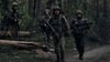 Ukrainische Soldaten gehen in der Nähe der russischen Stellungen in der Region Luhansk durch den Wald.