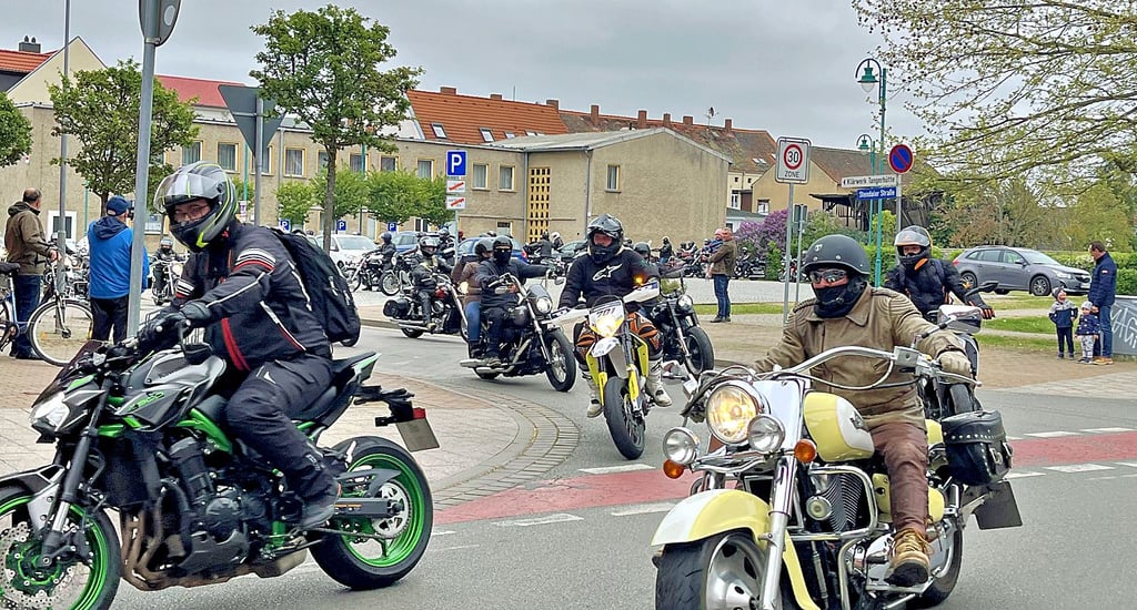 104 Biker starteten am Sonntag am Tangerhütter Rathausplatz zu einer gemeinsamen Ausfahrt.