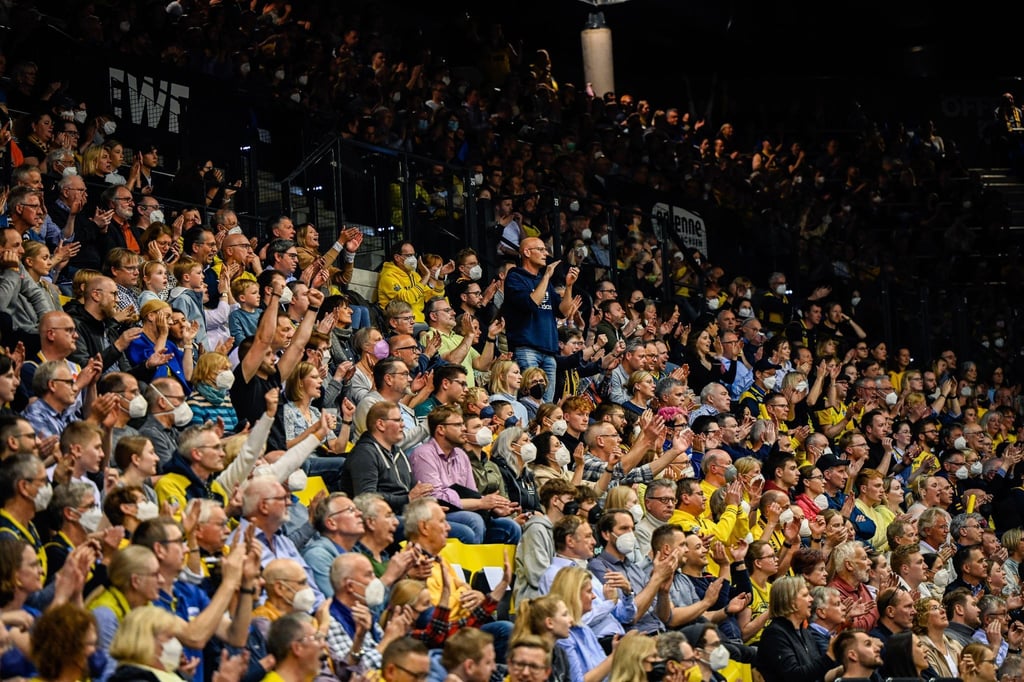 Zahlreiche Zuschauer sind beim letzten Heimspiel des EWE Baskets Spielers Rickey Paulding in der EWE-Arena.