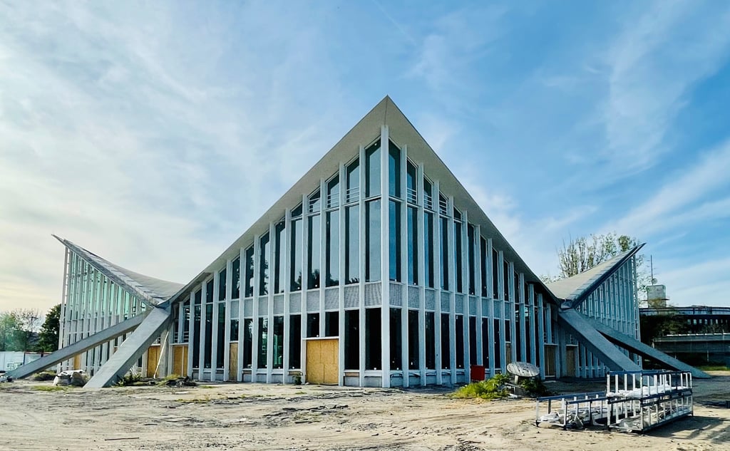 Nach mehr als zwei Jahrzehnten Leerstand startete Ende 2019 die Sanierung der Hyparschale in Nachbarschaft zur Stadthalle. Sie ist fast komplett.