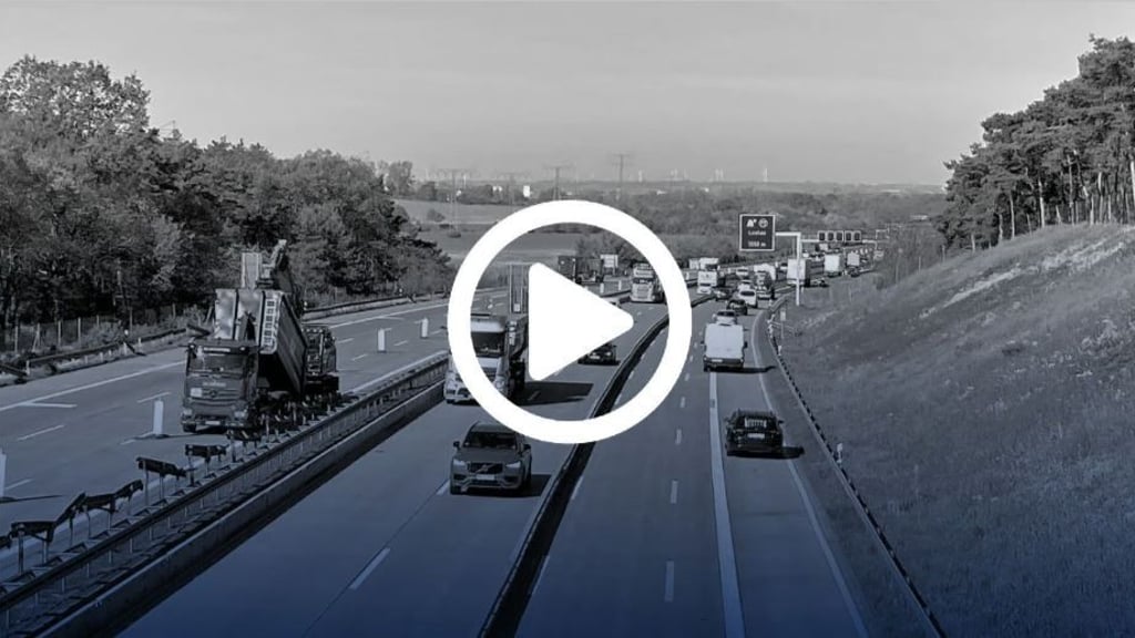Auf der Autobahn 2 rollt der Verkehr jeweils zweispurig auf der Fahrbahn Richtung Hannover, während Bauarbeiter an der Fahrbahn Richtung Berlin alte Leitplanken demontieren und abtransportieren.