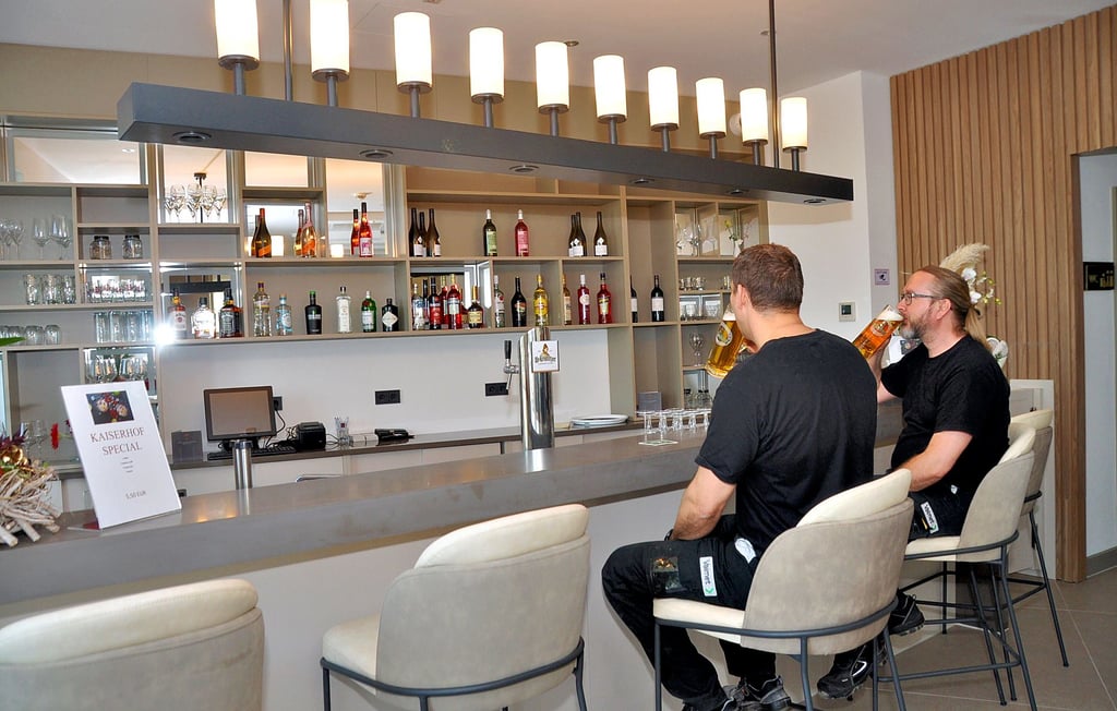 An der Hausbar im Foyer gibt es leckere Getränke. Zwei britische Gäste ließen sich ein Bier schmecken.