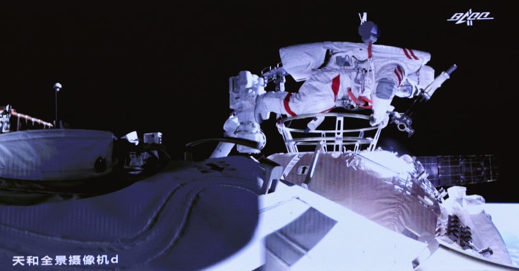 Dieses im Pekinger Raumfahrtkontrollzentrum aufgenommene Videostandbild zeigt, wie der chinesische Astronaut Liu Boming aus dem Kernmodul der Raumstation „Tiangong“ aussteigt.