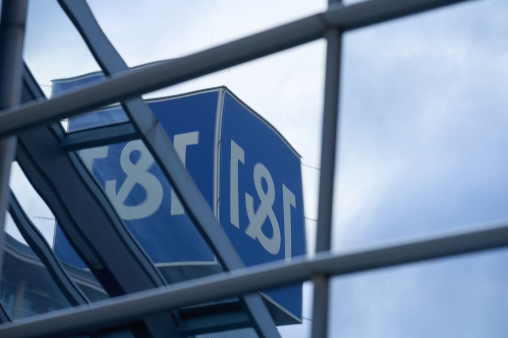 Das gespiegelte Firmenlogo auf dem Dach des Firmengebäudes des Internet- und Mobilfunkunternehmens 1&1 in Montabaur.