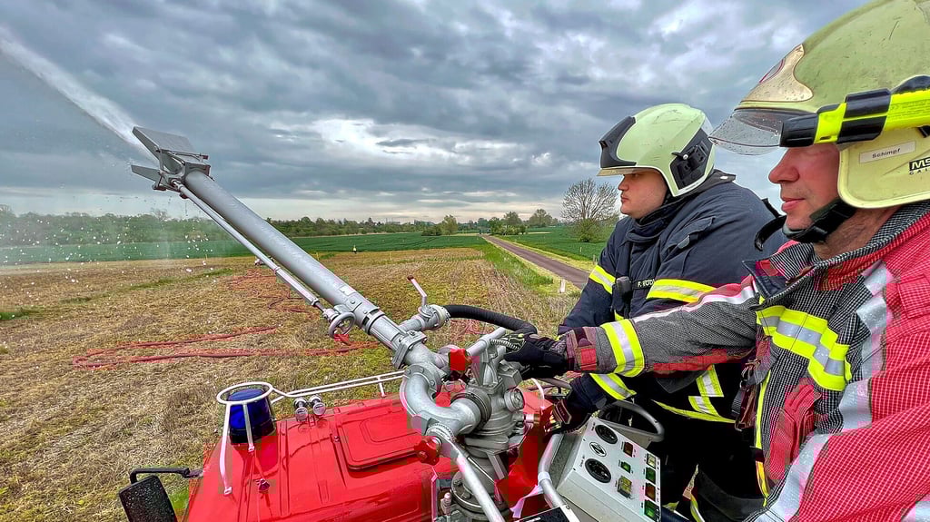 Marco Schimpf (vorn) und Fabian Rödiger von der Feuerwehr Bernburg bei der Großübung in Peißen.