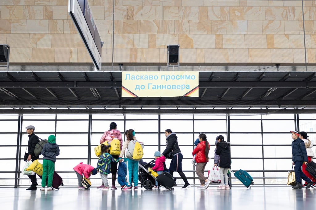 Aus der Ukraine geflüchtete Menschen kommen in der Unterkunft im Messebahnhof Laatzen an.