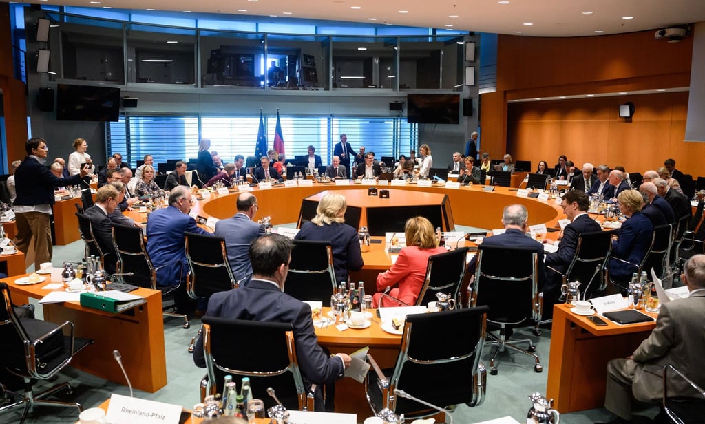 Mitglieder der Bundesregierung und der Ministerpräsidentenkonferenz sitzen zu Beginn des Bund-Länder-Gipfels im Bundeskanzleramt.