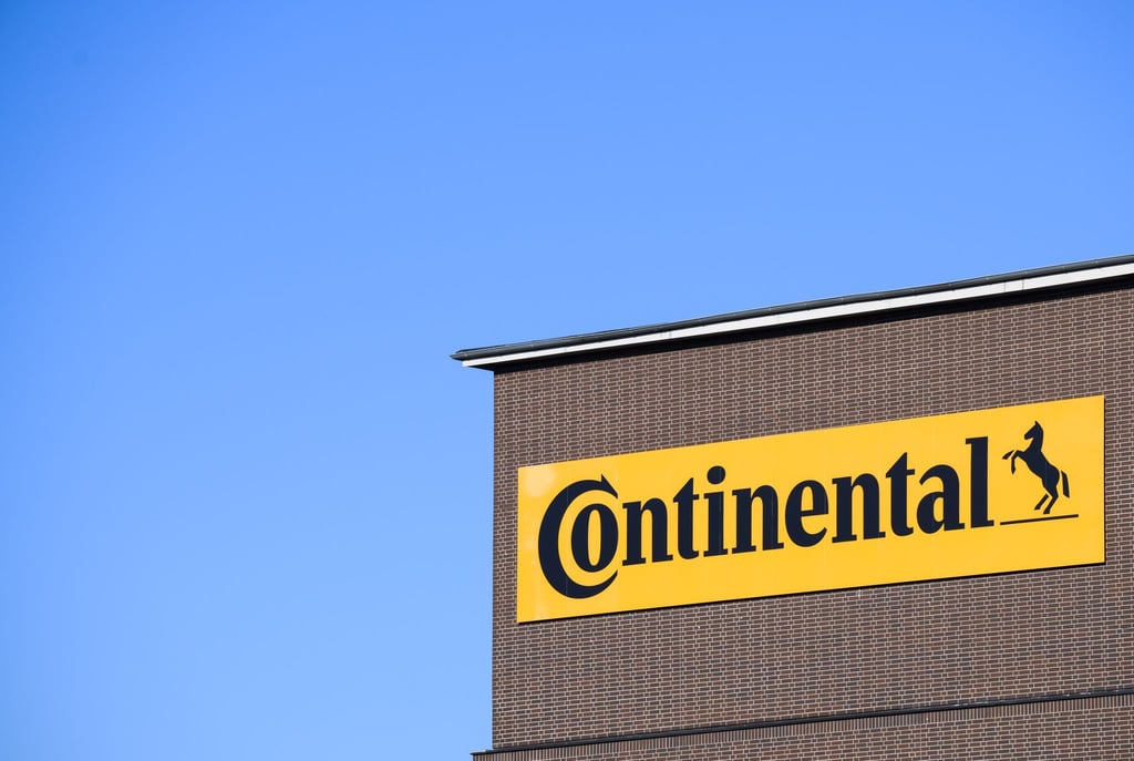 Ein großes Logo hängt an der Konzernzentrale der Continental AG.