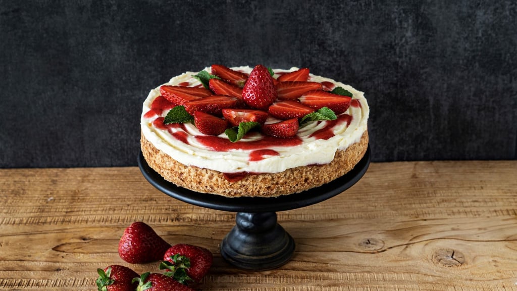 Was die Erdbeertarte unwiderstehlich macht, ist ein krosser Boden, eine cremigsüße Mitte und obenauf eine fruchtige Krönung.