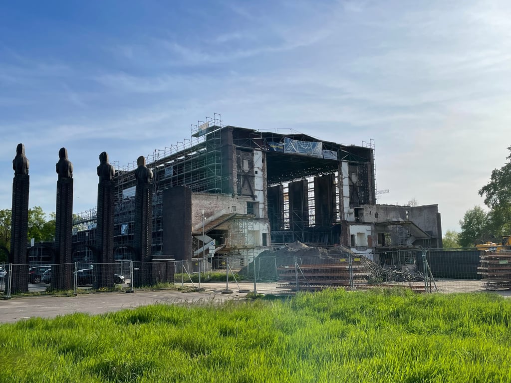 Außen eingerüstet, innen ein „hohler Vogel“ – die Magdeburger Stadthalle erlebt nach Kriegszerstörung aktuell ihren zweiten Wiederaufbau hinter historischer Fassade. Dieses Mal dient er der Modernisierung des veralteten Innenlebens. Das wird teuer.