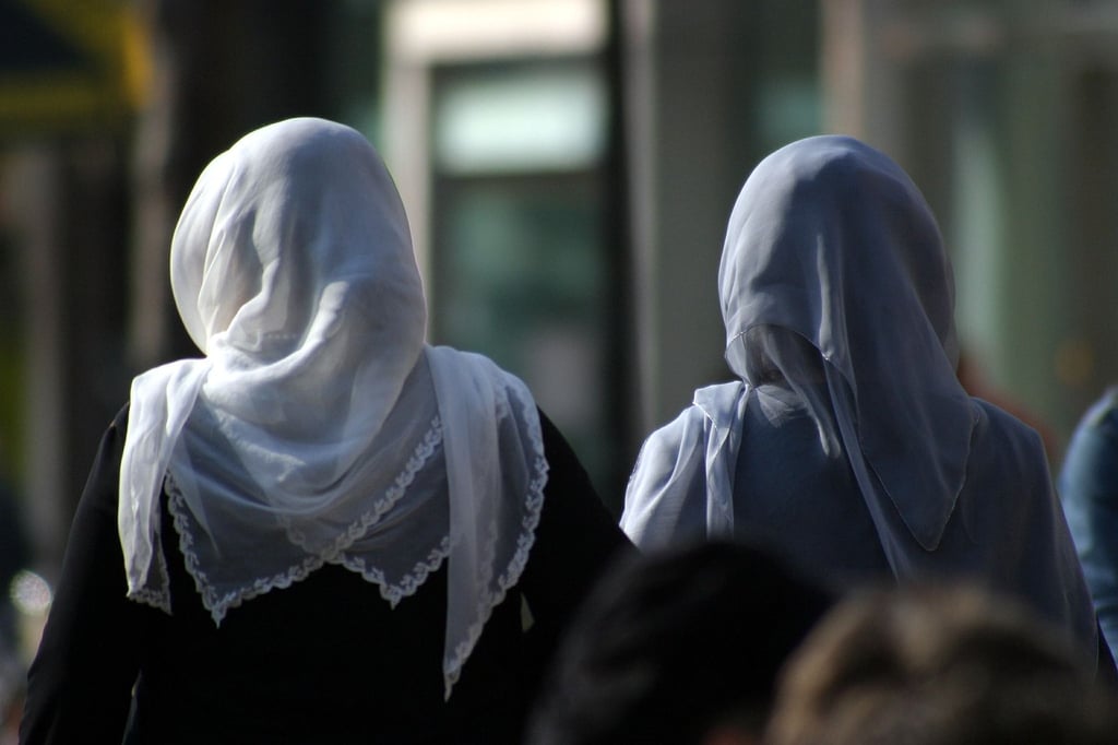 In Magdeburg fühlen sich nicht alle ausländischen Staatsangehörigen wohl. Ihnen fehlt es laut einer Umfrage an Kontakten zu Deutschen. Außerdem erleben sie offenbar hohe Hürden auf dem Arbeits- und Wohnungsmarkt. Symbolbild: