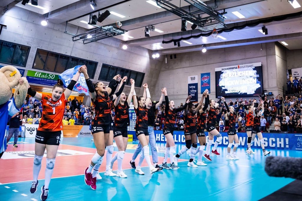 Die Spielerinnen des MTV Stuttgart jubeln nach dem Sieg im dritten Finalspiel.
