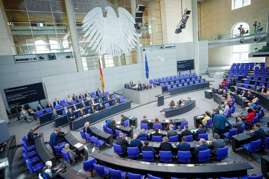 Blick in den Plenarsaal des Deutschen Bundestags. Abgeordnete bekommen ab dem 1. Juli mehr Gehalt.