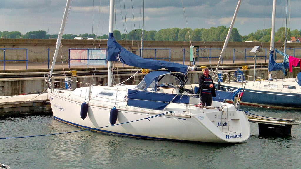 Die Segeljacht Dufour 32 Classic mit dem Namen „Uschi“ liegt gut vertäut im Hafen.