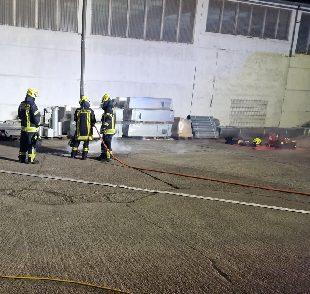 Außerhalb der Halle löschten Feuerwehrleute Material aus der Anlage ab.