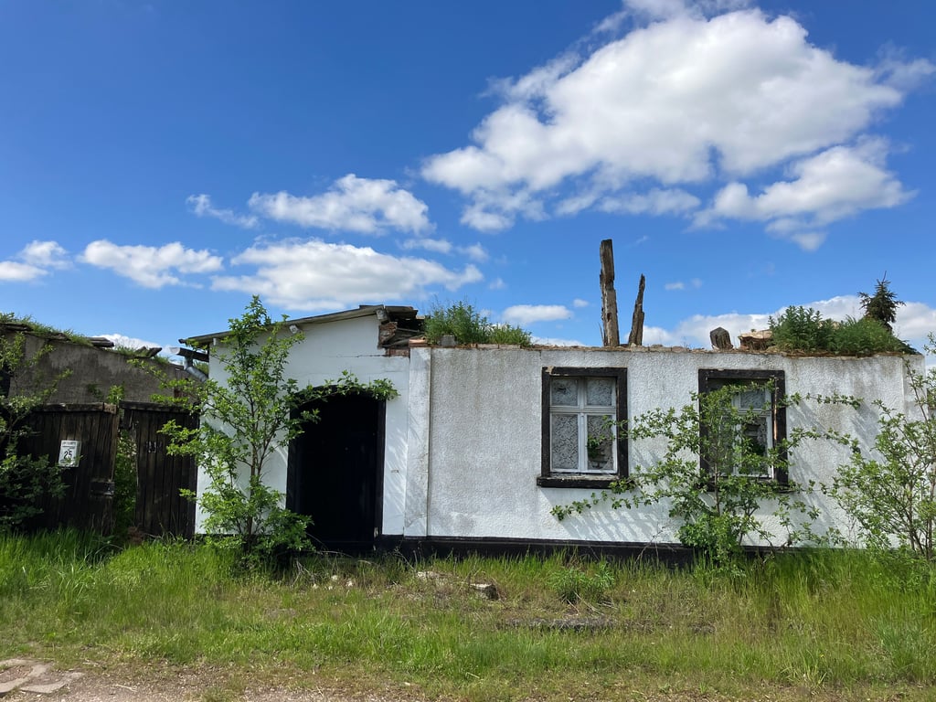 Das "Horrorhaus" im Kreis Anhalt-Bitterfeld. Hier soll der Besitzer geplant haben, eine Minderjährige zu entführen und festzuhalten. Hat er was mit Ingas Verschwinden zu tun?