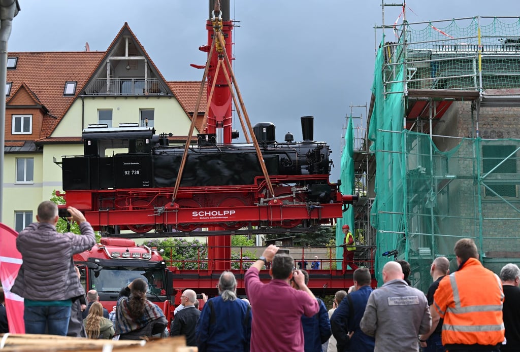Eine preußische T13 Dampflokomotive wird mit dem Spezialkran von einem Tieflader gehoben.