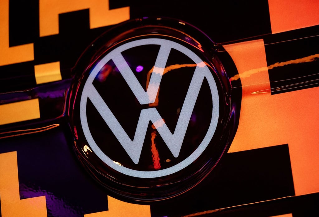 Das Logo des Autoherstellers Volkswagen ist auf einem Fahrzeug angebracht.