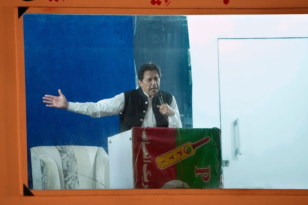 Geschützt durch eine kugelsichere Barriere spricht Imran Khan bei einer Kundgebung in Lahore. Pakistans Ex-Premierminister ist wegen Ermittlungen in einem Korruptionsverfahren in Islamabad verhaftet worden.