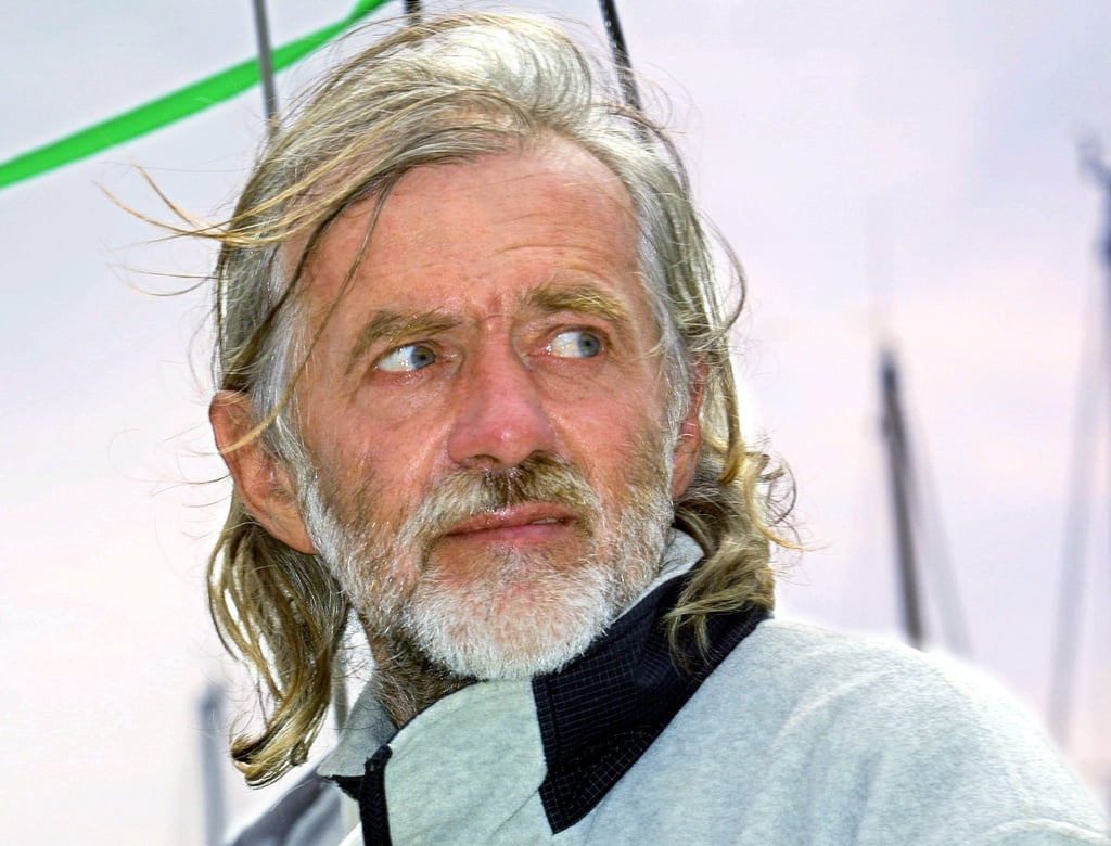 Wilfried Erdmann steht auf seiner Segel-Yacht „Kathena Nui“ im Yacht-Hafen von Cuxhaven.