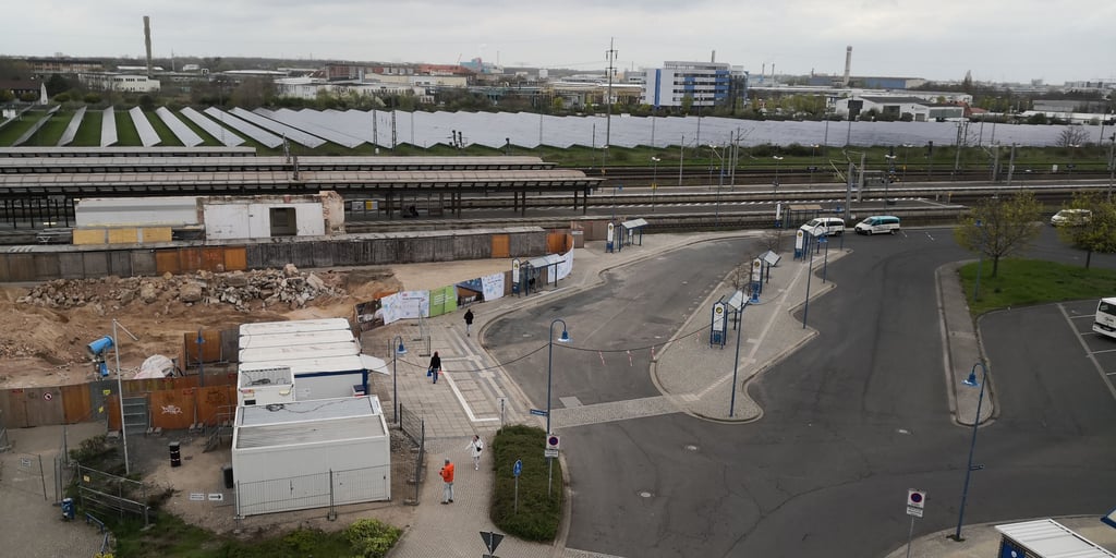 Für den Bitterfelder Bahnhof hofft die Stadt auf Fördermittel zur Umgestaltung des Vorplatzes samt der Busbahnsteige (r.) zur ÖPNV-Schnittstelle.