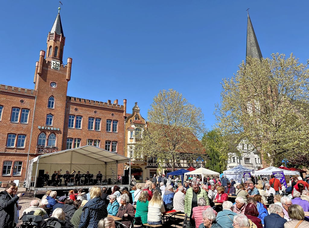 Wenn Seniorenmarkt in Bitterfeld ist, füllt sich der Marktplatz vor dem Rathaus schnell. Auch das Landespolizeiorchester spielt auf.