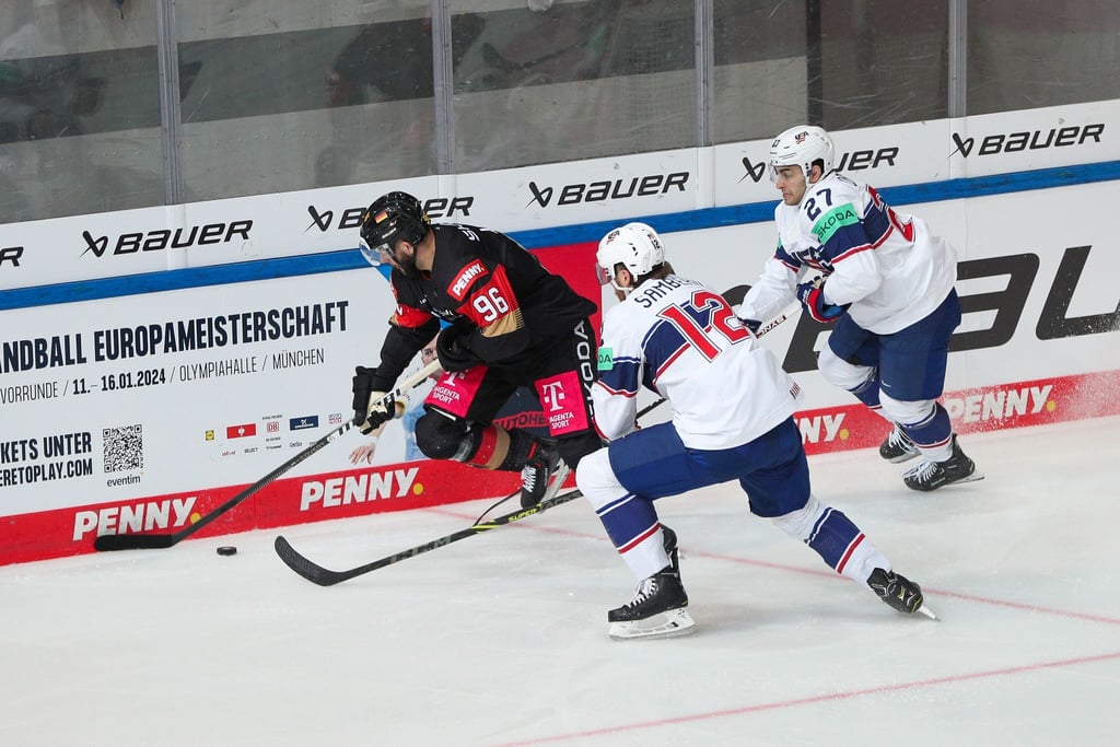 Stürmer Andreas Eder aus Deutschland (l) wird dem deutschen Kader bei der Eishockey-WM fehlen.