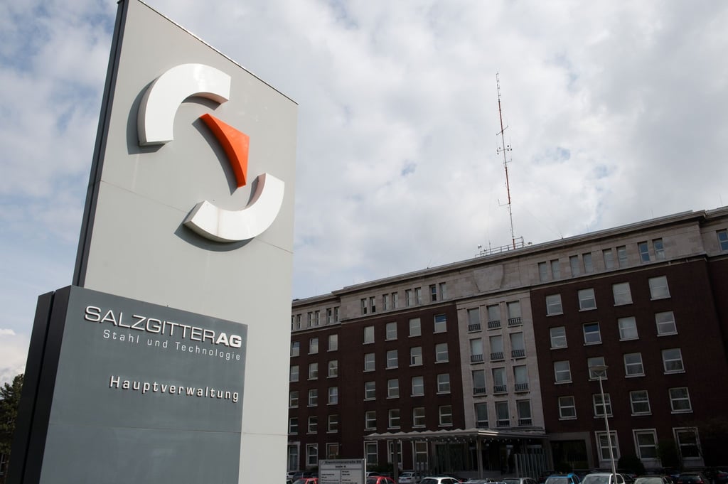 Ein Firmenlogo steht vor der Zentrale der Salzgitter AG.